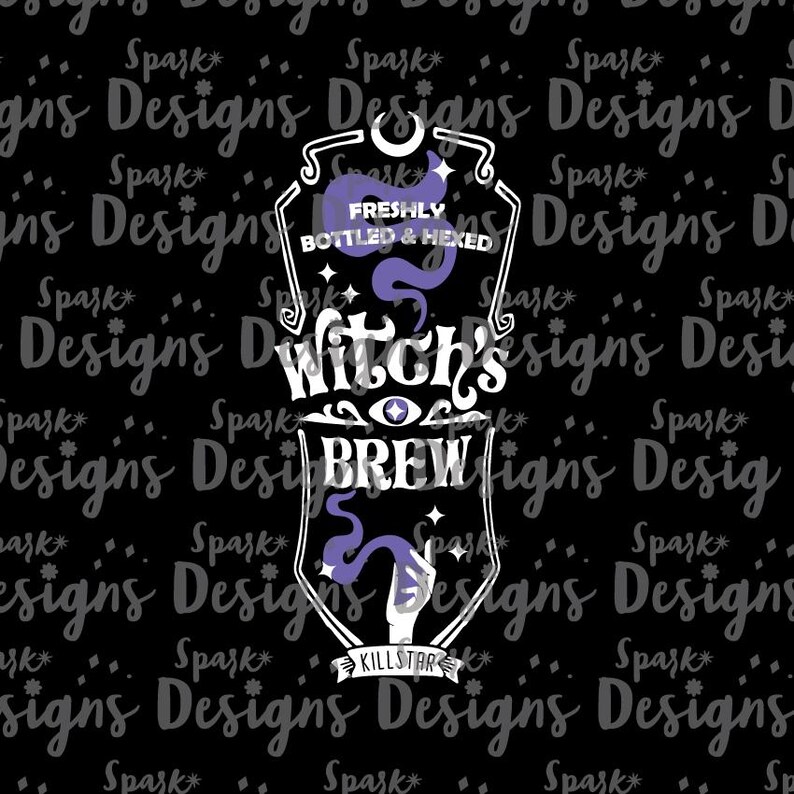 Puede incluir: Un dise&ntilde;o gr&aacute;fico morado y blanco con el texto "Witch's Brew" y "Freshly Bottled & Hexed" sobre un fondo negro. El dise&ntilde;o tambi&eacute;n incluye una mano sosteniendo humo morado.