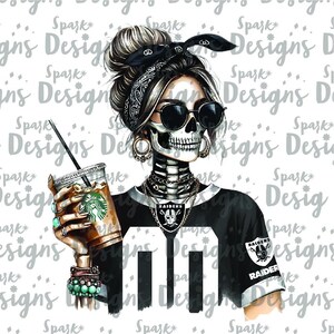 Peut inclure: Illustration num&eacute;rique d'une femme au visage de cr&acirc;ne portant un maillot noir et blanc avec le mot "RAIDERS" dessus. Elle tient une tasse de caf&eacute; glac&eacute; avec une paille. L'arri&egrave;re-plan est blanc avec un motif r&eacute;p&eacute;titif des mots "Spark Designs".