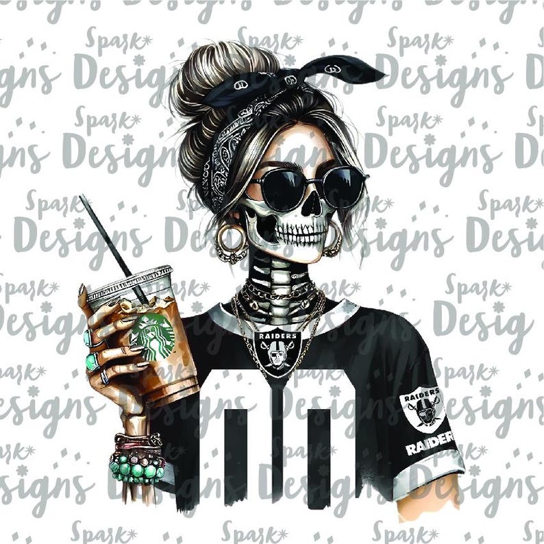Peut inclure: Illustration num&eacute;rique d'une femme au visage de cr&acirc;ne portant un maillot noir et blanc avec le mot "RAIDERS" dessus. Elle tient une tasse de caf&eacute; glac&eacute; avec une paille. L'arri&egrave;re-plan est blanc avec un motif r&eacute;p&eacute;titif des mots "Spark Designs".