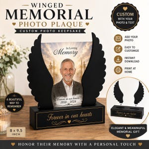 Puede incluir: Una placa conmemorativa con alas negras y una base rectangular con el texto Forever in our hearts. El panel central muestra una fotografía con el texto In Loving Memory y las fechas 1950-2024. La placa mide 8 x 9,5 pulgadas.