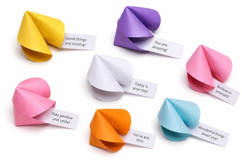 Op de afbeelding: Zeven kleurrijke papieren gelukskoekjes in geel, paars, roze, wit, oranje en lichtblauw. Elk koekje bevat een wit strookje papier met gedrukte tekst: Good things are coming, You are amazing, Today is your day, Believe in yourself, Stay positive and smile, You've got this en Wonderful things await you.
