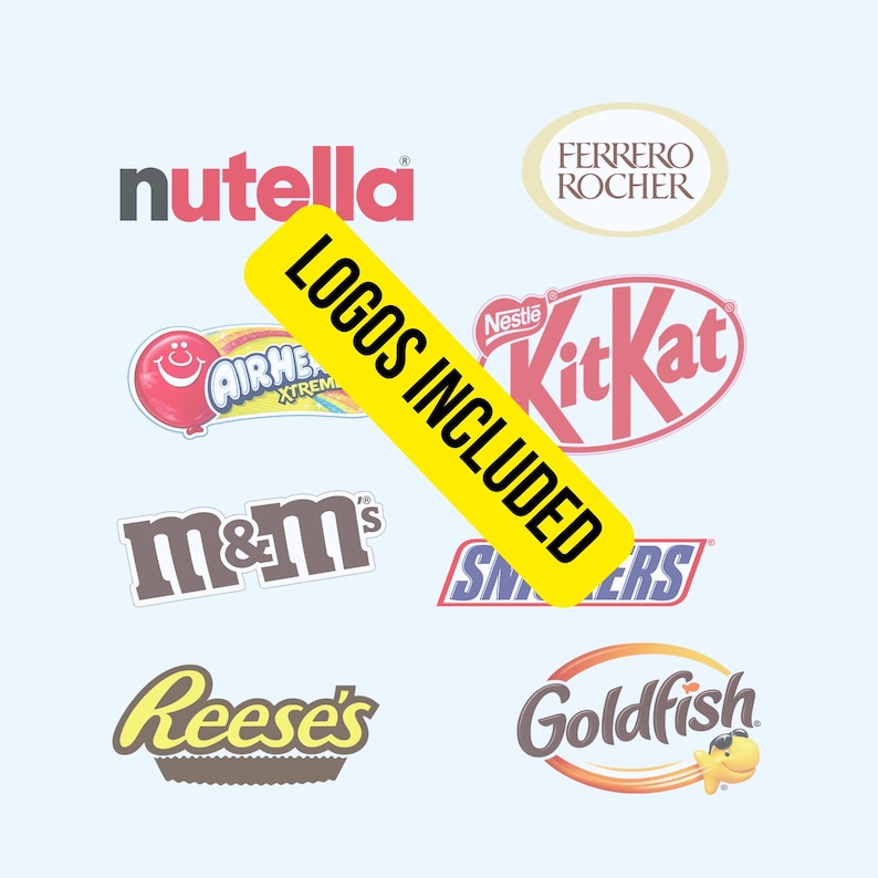 Pu&ograve; includere: Una collezione di loghi di marchi alimentari tra cui Nutella, Ferrero Rocher, Airheads Xtreme, KitKat, M&M's, Snickers, Reese's e Goldfish. Un banner giallo diagonale al centro mostra il testo nero LOGOS INCLUDED.
