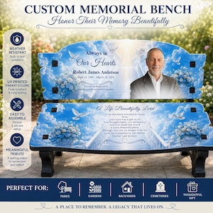 Puede incluir: Un banco conmemorativo personalizado con un estampado de cielo, palomas blancas, flores azules y una escalera al cielo. El respaldo muestra un retrato de Robert James Anderson, fechas y el texto Always in Our Hearts y A Life Beautifully Lived.