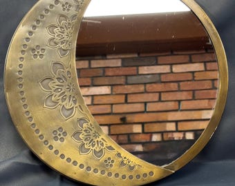 Espejo vintage Art Nouveau de latón con forma de media luna - Espejo de tocador floral grabado celestial - Decoración de pared de media luna dorada de Whimsigoth