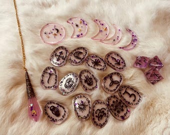 Conjunto de Runas de Bruxas que Brilham no Escuro: Adivinhação com Pêndulo, Dados Nórdicos e Fases da Lua