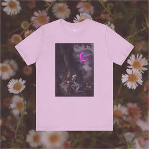 Koszulka Neon Moon – Fantazyjny obraz olejny spotyka muzykę country | Koszulka wyprodukowana etycznie dla miłośników sztuki i muzyki Lilac