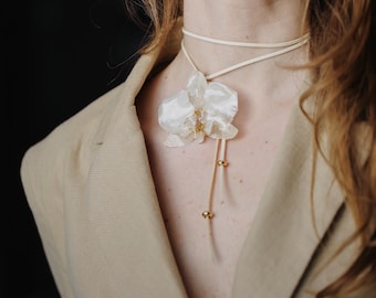 Chokerketting met echte orchideebloem: handgemaakte bloemensieraden met suède choker