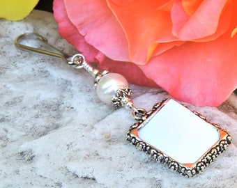 Wedding bouquet photo charm with small picture frame and freshwater pearl. Memorial picture charm - 1 or 2 sided. Bridal shower gift.
