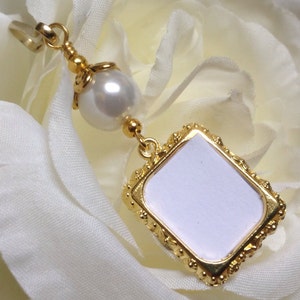 Wedding bouquet photo charm. Gold tones Memorial photo charm. Bridal bouquet charm with small picture frame, white shell pearl gold tones. White shell pearl