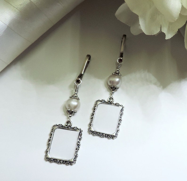 Wedding bouquet photo charms. 2x Pearl memorial charms. Set of 2 bridal bouquet charms. Pair of pearl Wedding keepsakes. Bridal shower gift. afbeelding 4