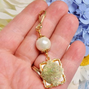 A lovely wedding bouquet photo charm in golden tones featuring an ivory, white, blue or pink shell pearl bead and small picture frame. 
What a thoughtful bridal shower gift. Just add your picture of a loved one, or let me do the photo too :)