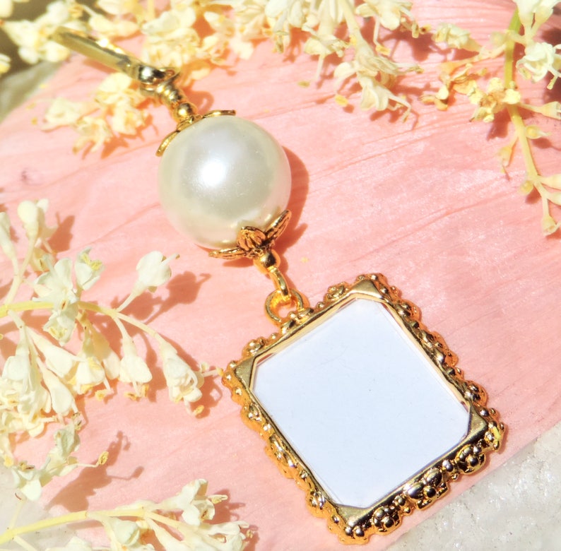 A lovely wedding bouquet photo charm in golden tones featuring an ivory, white, blue or pink shell pearl bead and small picture frame. 
What a thoughtful bridal shower gift. Just add your picture of a loved one, or let me do the photo too :)