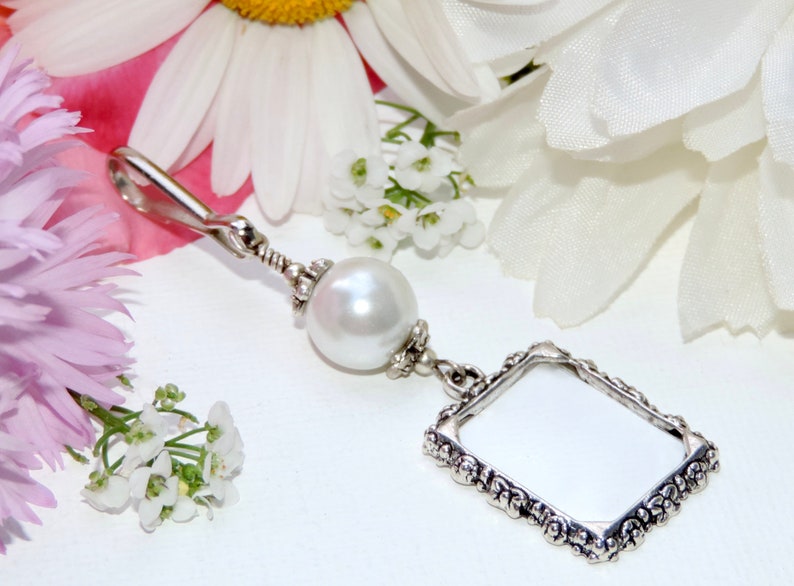 Wedding bouquet photo charms. 2x Pearl memorial charms. Set of 2 bridal bouquet charms. Pair of pearl Wedding keepsakes. Bridal shower gift. White shell pearls