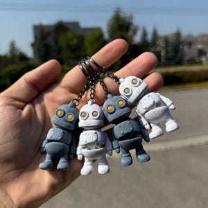 Robot Keychain – Cute 3D Printed Sci-Fi Robot Charm – Mini Futuristic Toy Gift for Him or Her