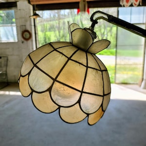 Lampe de table design recyclée - Abat-jour coquillage Capiz des années 1960, style Art nouveau - Atelier Broussal