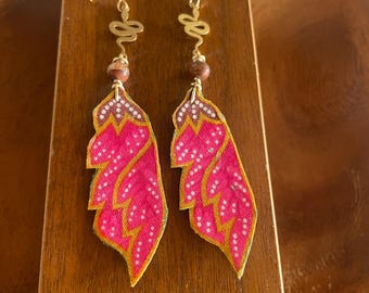 Brincos de fibra batik