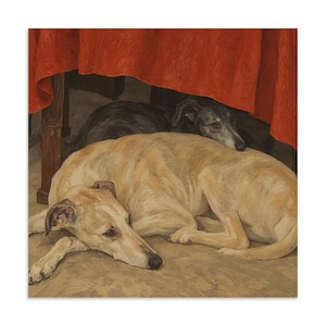 Wandbild mit Greyhounds, zwei ruhende Hunde unter einem rot drapierten Tisch, Kunstdruck im gedeckten Realismus-Stil, tiefes Rotbraun und Ocker, Bibliotheksdekoration