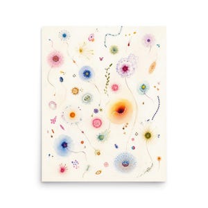 Op de afbeelding: Een verticale kunstdruk op een crèmekleurige achtergrond met een verspreide compositie van delicate, kleurrijke aquarelillustraties van microscopische organismen, bloemachtige vormen en stippellijnen in tinten roze, blauw, oranje en groen.