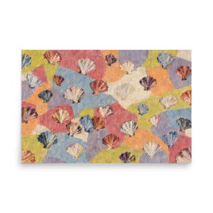 Op de afbeelding: Een rechthoekige canvasprint met een herhalend patroon van diverse schelpen verspreid over een abstracte achtergrond van overlappende, getextureerde kleurvlakken in tinten roze, oranje, blauw, geel en paars met zichtbare penseelstreken.