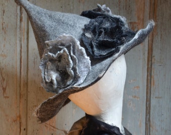 Vilten heksenhoed met wollen bloemen - uniek halloweenkostuum