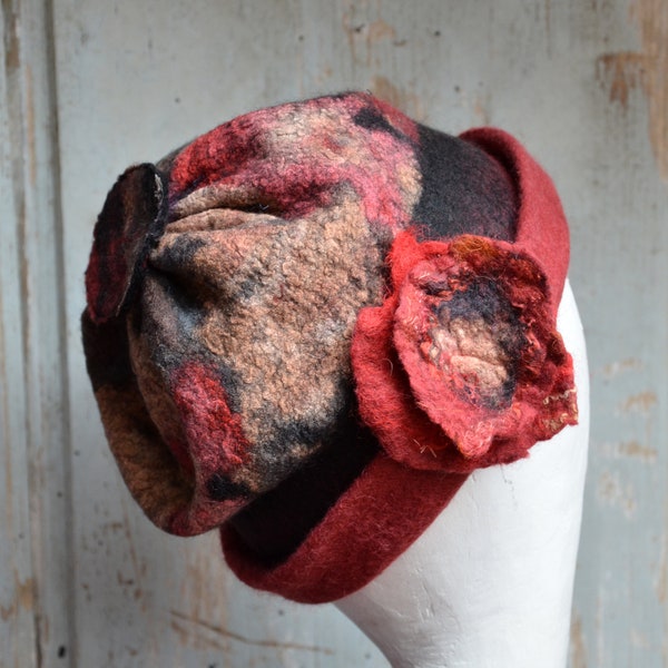 Chapeau de bonnet en feutre nuno bonnet en laine feutrée unique chapeau en feutre fait à la main pour les femmes, nuno feutré avec un cadeau en tissu abstrait pour elle.