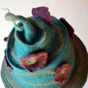 Sombrero festivo de Halloween estilo pastel para mujer - Sombrero de bruja de fieltro de lana con flores y magia de bruja/mago - Flores elegantes, idea de regalo perfecta