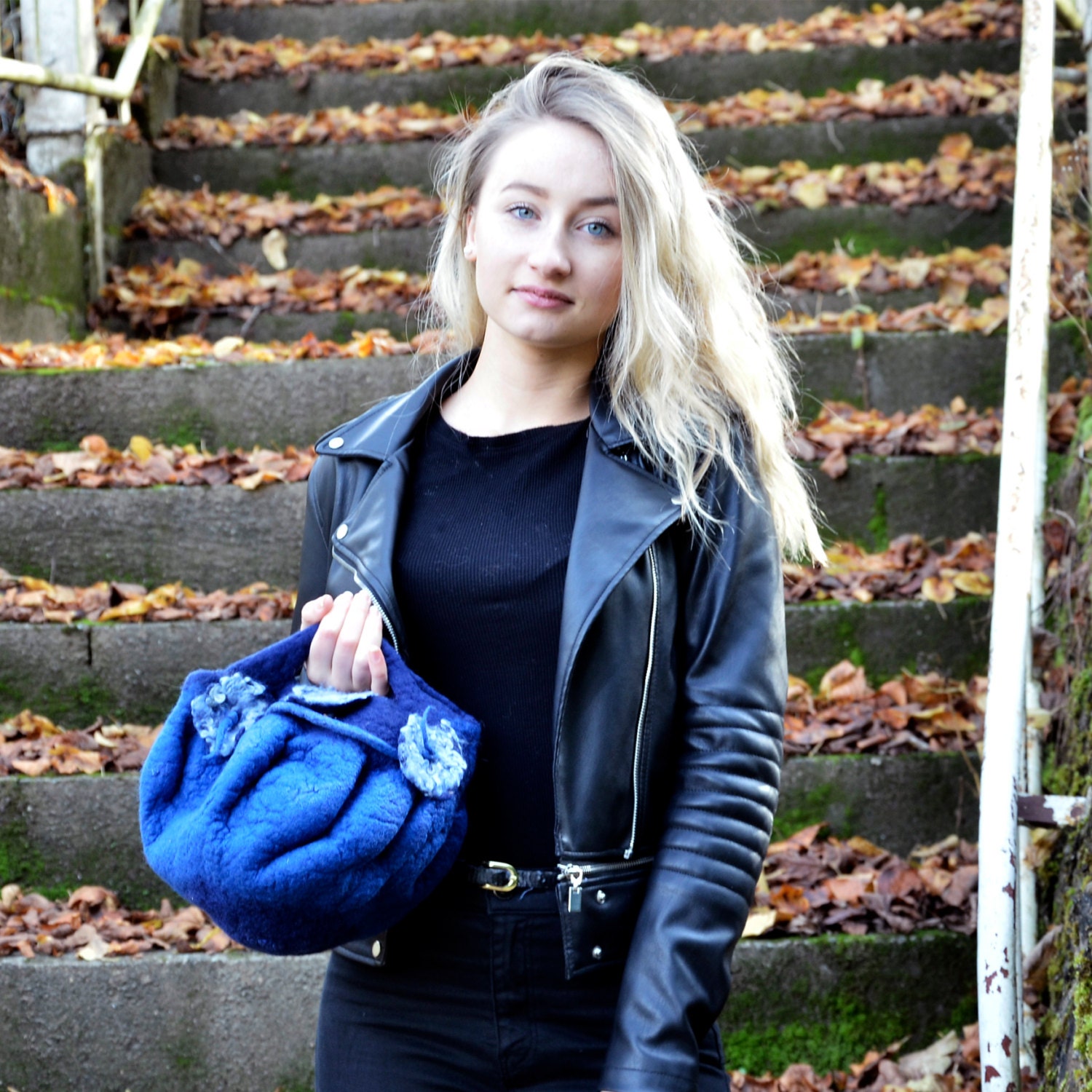 Vilten tas Hobo tas kleine vilten portemonnee blauw vilten handtas vezel kunst emmer tas blauw vilt bloemen handgemaakte tas Unieke portemonnee