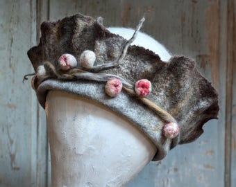 Handgemaakte vilten witte cloche-wollen hoed - artistiek ontwerp met hulst en bessen voor dames - perfect kerstcadeau