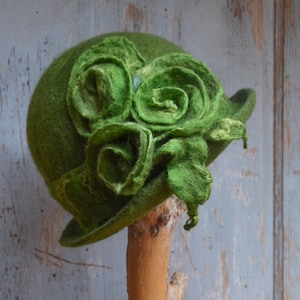 Handmade Green Felt Cloche Hat – 1920s Flapper Wool Hat with Roses, Vintage Victorian Style, Elegant Women’s Hat