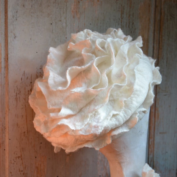 Chapeau de béret de fleur blanche, grand chapeau blanc de mariage avec des couches, chapeau de feutre unique fait à la main, chapeau blanc de mariée, chapeau de chapellerie de laine