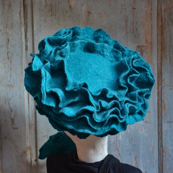 Chapeau de béret de tournesol, chapeau de laine, chapeau turquoise fait main avec des pétales, chapeau d'hiver chaud pour elle, chapeau de costume