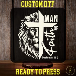 Peut inclure: Un design noir et blanc d'une tête de lion avec une croix derrière. Le texte "Man of Faith" est écrit sur la croix avec l'Écriture "I Corinthians 16:13" en dessous. Le design est prêt à être pressé.