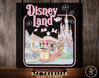 Transferencia termoadhesiva del tranvía de Main Street de Disneyland clásico de DTF con Mickey y sus amigos para viajes a Disney y vacaciones en Disneyland.