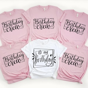 Peut inclure: Cinq t-shirts avec du texte noir sur des chemises roses et blanches. Les chemises disent "Birthday Crew" et "It's my birthday".