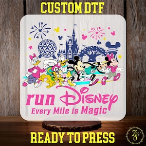 Peut inclure: Un fond blanc avec un motif rose et bleu représentant Mickey Mouse, Minnie Mouse, Donald Duck, Dingo et un personnage rose en train de courir. Le texte "run Disney Every Mile is Magic" est en lettres roses.