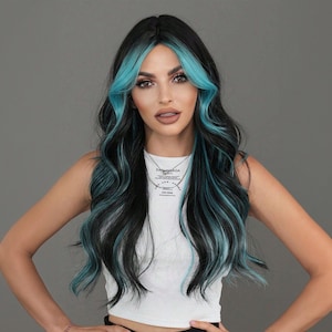 Könnte beinhalten: Eine Frau mit langen, schwarzen Haaren mit Strähnen in Teal-Blau. Sie trägt ein weißes Tanktop und eine silberne Halskette mit dem Text "D&G" darauf.