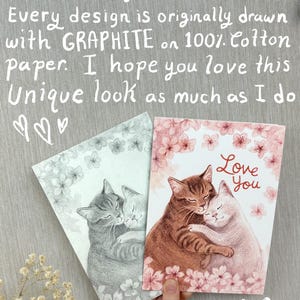 K&ouml;nnte beinhalten: Zwei Illustrationen von Katzen, die sich kuscheln, eine in Schwarzwei&szlig; und die andere in Braun und Wei&szlig;. Beide Illustrationen sind von rosa und wei&szlig;en Blumen umgeben. Der Text "Love You" ist in Schwarz auf der braunen und wei&szlig;en Illustration geschrieben. Der Text "XOXO Alyssa" ist in Schwarz unten auf der braunen und wei&szlig;en Illustration geschrieben.