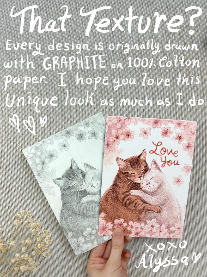 K&ouml;nnte beinhalten: Zwei Illustrationen von Katzen, die sich kuscheln, eine in Schwarzwei&szlig; und die andere in Braun und Wei&szlig;. Beide Illustrationen sind von rosa und wei&szlig;en Blumen umgeben. Der Text "Love You" ist in Schwarz auf der braunen und wei&szlig;en Illustration geschrieben. Der Text "XOXO Alyssa" ist in Schwarz unten auf der braunen und wei&szlig;en Illustration geschrieben.