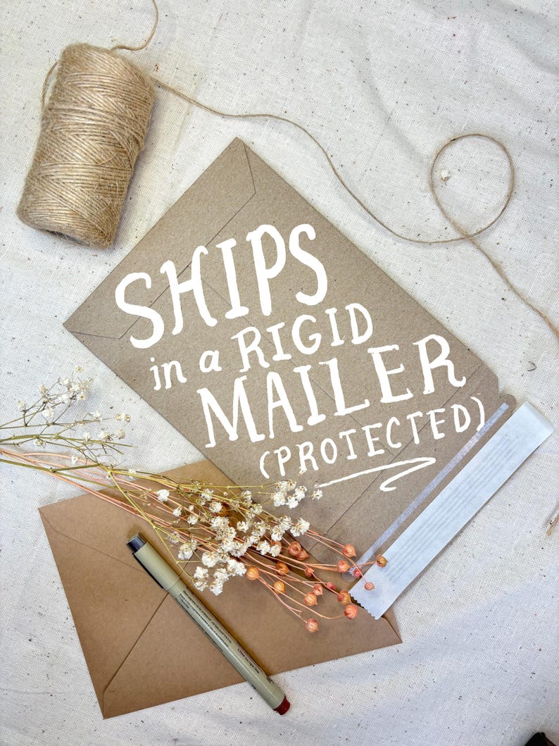 K&ouml;nnte beinhalten: Ein brauner Kartonumschlag mit dem Text "SHIPS in a RIGID MAILER (PROTECTED)" in wei&szlig; gedruckt. Der Umschlag liegt auf einer wei&szlig;en Stoffoberfl&auml;che.