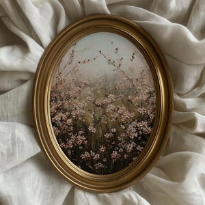 以下が含まれることがあります： 金色のフレームに入った楕円形の絵画で、ピンクの花の野原が描かれています。 このアートワークは、柔らかな色使いで、花のディテールに焦点を当てています。 フレームは作品にエレガントさを加えています。