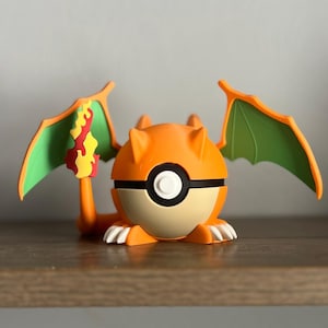 Replica espositiva stampata in 3D di Charizard Monster Ball