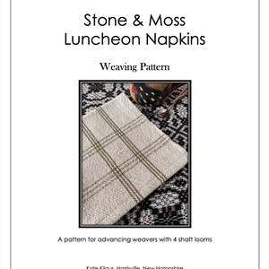Peut inclure: Un patron de tissage pour des serviettes de table "Stone & Moss". L'image montre une serviette pliée avec un motif à carreaux beige et vert olive. Le texte comprend "Weaving Pattern" et "A pattern for advancing weavers with 4 shaft looms."