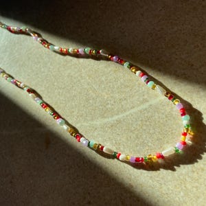 Set : handgemachte Perlenkette & Ringe bunt
