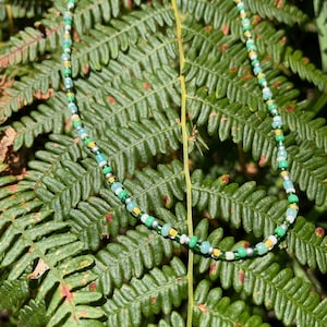 Set : handgemachte Perlenkette & Ringe bunt