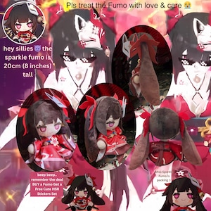 Puede incluir: Un juguete de peluche rojo y negro con una m&aacute;scara de zorro y orejas largas. El juguete mide 20 cm (8 pulgadas) de alto. El texto "Pls treat the Fumo with love & care" est&aacute; escrito encima del juguete. El texto "hey sillies the sparkle fumo is 20cm (8 inches) tall" est&aacute; escrito debajo del juguete. El texto "beep beep.. remember the deal BUY a Fumo Get a Free Cute HSR Stickers Set" est&aacute; escrito debajo del juguete. El texto "Miss Sparkle Fumo is packing :)" est&aacute; escrito debajo del juguete.