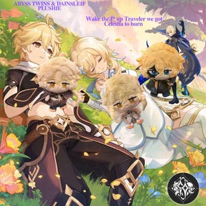 Może przedstawiać: Ilustracja postaci w stylu anime z pluszakami. Tekst brzmi: "ABYSS TWINS & DAINSLEIF PLUSHIE" i "Wake the f* up Traveler we got Celestia to burn.". Postacie są osadzone na tle kwiatowym.