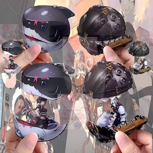 以下が含まれることがあります： アニメキャラクターのアクリルチャーム6個セット。チャームは、白黒のクジラ、黒と茶色のヘルメット、剣を持った白黒のキャラクター、銃を持った白黒のキャラクター、剣を持った白黒のキャラクター、銃を持った白黒のキャラクターを特徴としています。チャームはすべて銀色のチェーンに取り付けられています。