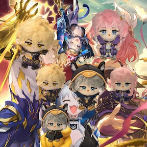 Könnte beinhalten: Eine Sammlung von Plüschpuppen mit Anime-Designs. Die Puppen haben verschiedene Farben, darunter Gelb, Rosa und Schwarz, und sind in detaillierten Outfits gekleidet. Der Hintergrund enthält Illustrationen mit Gold- und Lilatönen.