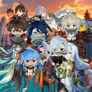 Op de afbeelding: Een verzameling van vijf pluche poppen met gestileerde anime-personages met verschillende haarkleuren, waaronder bruin, donkerblauw, lichtblauw en wit, geplaatst tegen een achtergrondillustratie van een traditioneel gebouwencomplex.