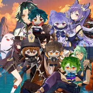 Peut inclure: Une collection de cinq poupées en peluche représentant des personnages stylisés aux cheveux de couleurs distinctes, notamment bleu sarcelle, violet, marron et vert, disposées sur une illustration de fond avec des personnages d'anime.